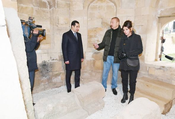 Prezident İlham Əliyev və Mehriban Əliyeva Şahxəndan türbəsinin ətrafında aparılan abadlıq işləri ilə tanış olublar
