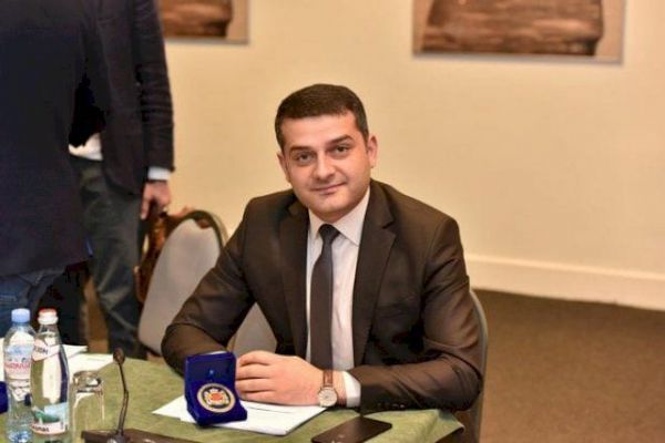 Azərbaycanlı deputatın videosu yayıldı – Bayağı mahnıya oynadı, başından pul səpdilər…