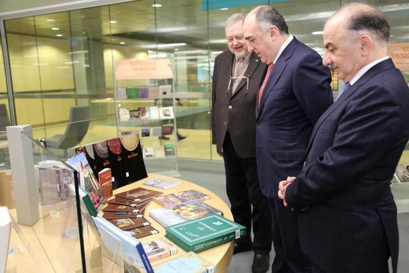 Elmar Məmmədyarov Latviya Milli Kitabxanasına Dağlıq Qarabağla bağlı kitab hədiyyə etdi - FOTO