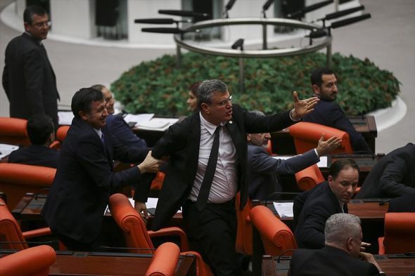 Türkiyədə parlamentdə deputatlar arasında gərginlik - FOTO
