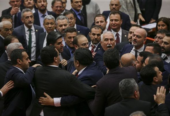 Türkiyədə parlamentdə deputatlar arasında gərginlik - FOTO