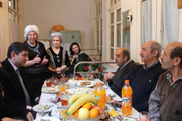 İcra başçısı 100 yaşlı sakinin ad gününə getdi - Foto