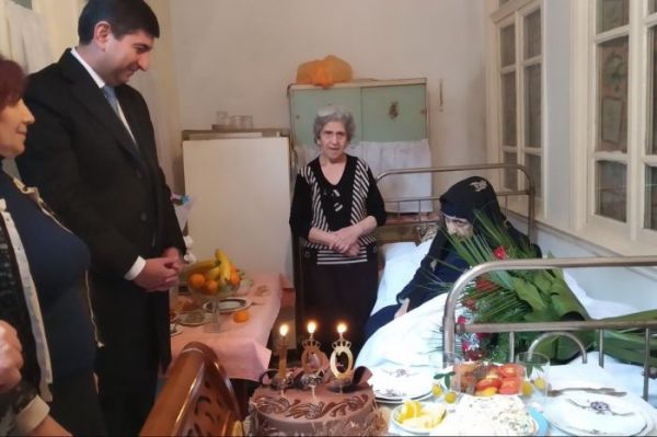 İcra başçısı 100 yaşlı sakinin ad gününə getdi - Foto