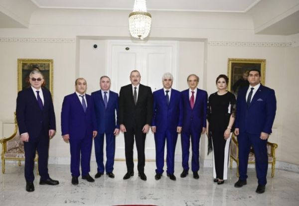Prezident İlham Əliyev Sankt-Peterburqda fəaliyyət göstərən Azərbaycan diaspor təşkilatlarının rəhbərləri ilə görüşüb VİDEO
