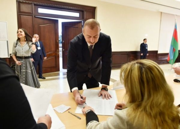 Prezident İlham Əliyev ailə üzvləri ilə birlikdə səs verib - YENİLƏNİB