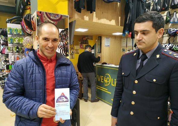 Yol polisi onları nəzarətə götürür