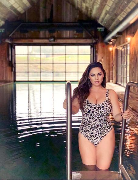 Məşhur modelin qarda çəkdirdiyi açıq-saçıq şəkillər gündəm oldu - FOTO