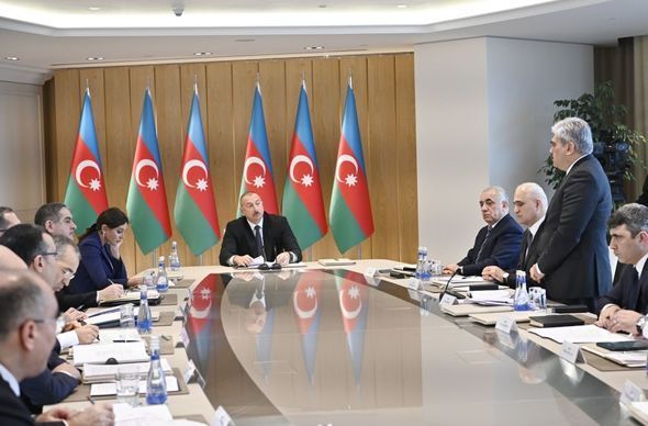 İlham Əliyevin yanında 2019-cu ilin yekunlarına həsr olunmuş müşavirə keçirilib - YENİLƏNİB + FOTO