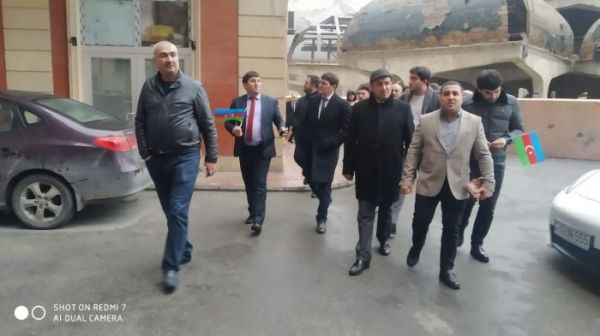 Güloğlan Cabbarov seçicilərlə görüşü Qarabağ küçəsindən başladı-FOTO