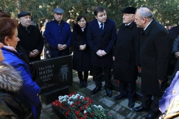 Emin Hacıyev Sumqayıt Şəhidlər Xiyabanınını ziyarət edib