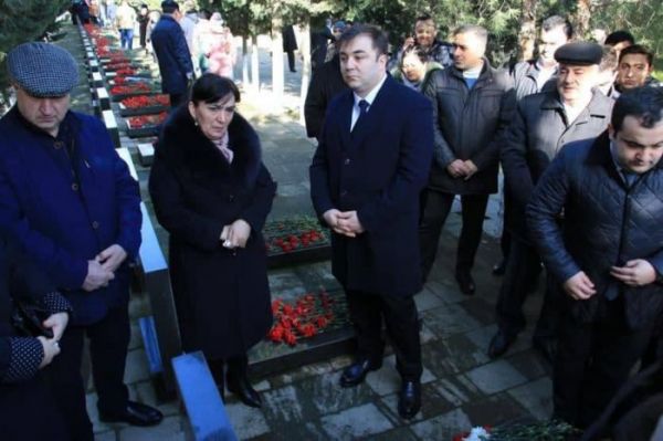 Emin Hacıyev Sumqayıt Şəhidlər Xiyabanınını ziyarət edib