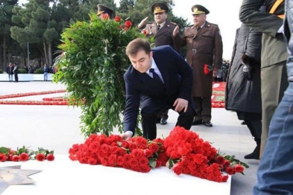 Emin Hacıyev Sumqayıt Şəhidlər Xiyabanınını ziyarət edib