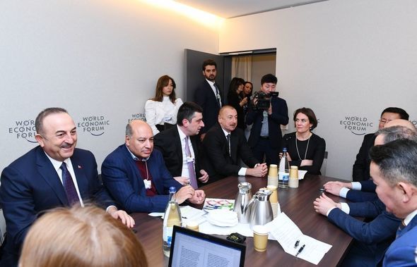 Prezident İlham Əliyev Dünya İqtisadi Forumu çərçivəsində keçirilən iclasda iştirak edib - FOTO