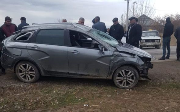 Azərbaycanda divara çırpılan maşın piyadanın üstünə aşdı - FOTO