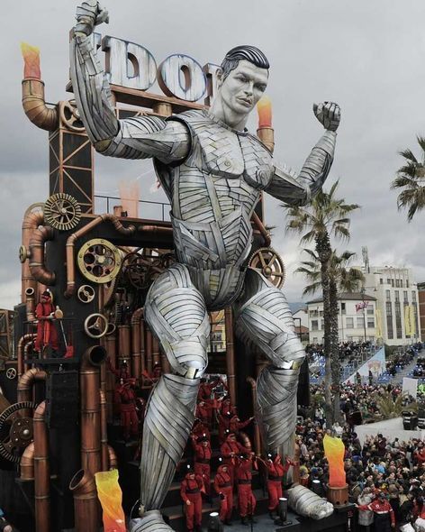 İtaliyada Ronaldunun nəhəng heykəlini düzəltdilər – FOTO