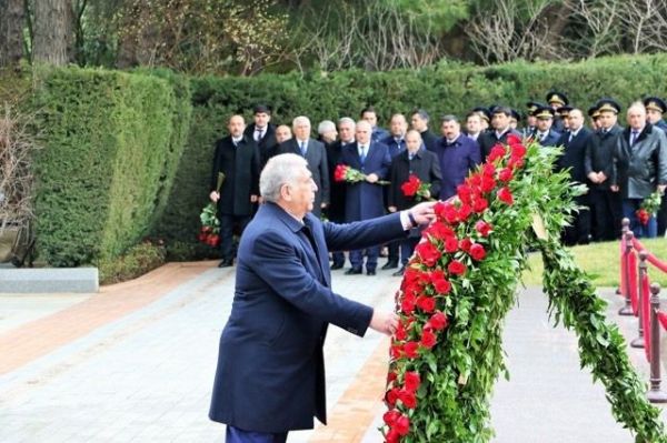 AAYDA kollektivi fəxri xiyabanı ziyarət edib-FOTOLAR