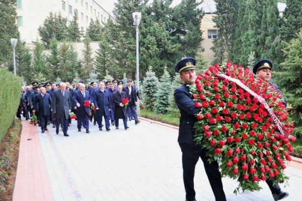 AAYDA kollektivi fəxri xiyabanı ziyarət edib-FOTOLAR