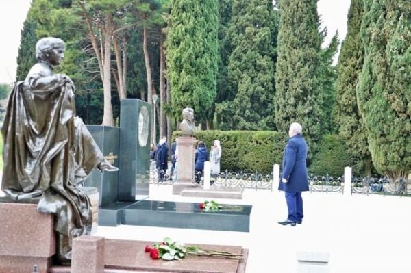 AAYDA kollektivi fəxri xiyabanı ziyarət edib-FOTOLAR