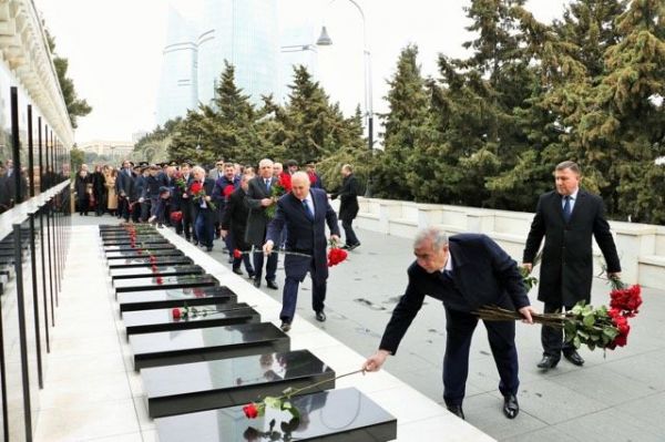 AAYDA kollektivi fəxri xiyabanı ziyarət edib-FOTOLAR