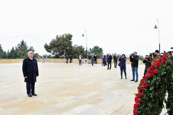 AAYDA kollektivi fəxri xiyabanı ziyarət edib-FOTOLAR