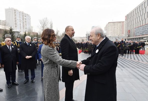 İlham Əliyev “Ana harayı” abidəsini ziyarət edərkən Ayaz Mütəllibovla görüşdü - FOTO