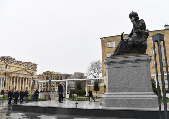 İlham Əliyev Şah İsmayıl Xətainin heykəlinin köçürüldüyü yeni salınmış parkda - FOTO