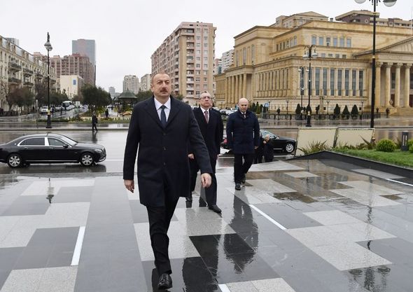 İlham Əliyev Şah İsmayıl Xətainin heykəlinin köçürüldüyü yeni salınmış parkda - FOTO