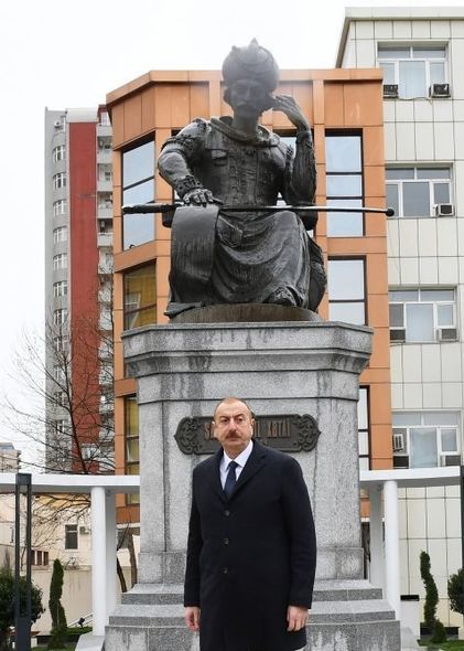 İlham Əliyev Şah İsmayıl Xətainin heykəlinin köçürüldüyü yeni salınmış parkda - FOTO