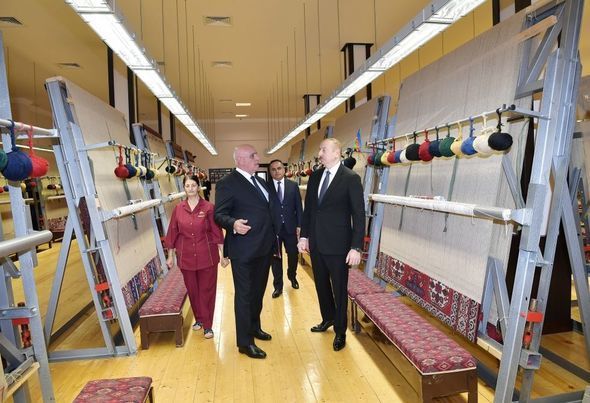 İlham Əliyev “Azərxalça” ASC-nin Goranboy filialının fəaliyyəti ilə tanış oldu - FOTO