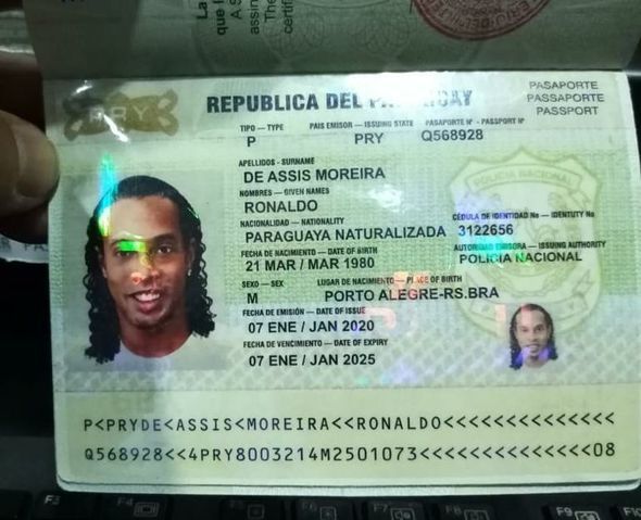 Ronaldinyo saxta pasportla tutuldu - FOTO