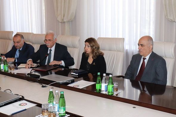 Azərbaycanda rəsmilər COVID-19-a görə toplandı - FOTO