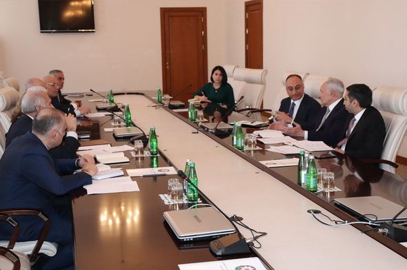 Azərbaycanda rəsmilər COVID-19-a görə toplandı - FOTO