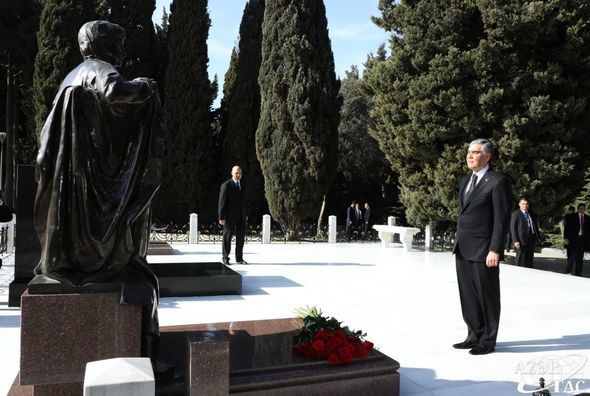 Berdiməhəmmədov Heydər Əliyevin məzarını və Şəhidlər xiyabanını ziyarət etdi - FOTO