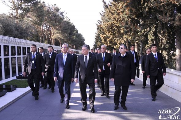 Berdiməhəmmədov Heydər Əliyevin məzarını və Şəhidlər xiyabanını ziyarət etdi - FOTO