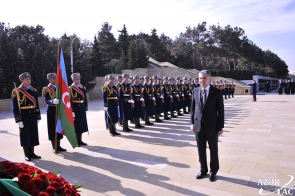 Berdiməhəmmədov Heydər Əliyevin məzarını və Şəhidlər xiyabanını ziyarət etdi - FOTO