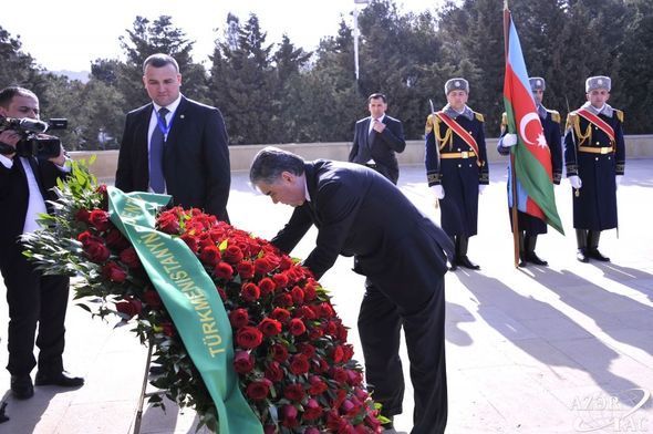 Berdiməhəmmədov Heydər Əliyevin məzarını və Şəhidlər xiyabanını ziyarət etdi - FOTO