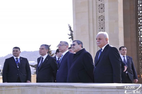 Berdiməhəmmədov Heydər Əliyevin məzarını və Şəhidlər xiyabanını ziyarət etdi - FOTO