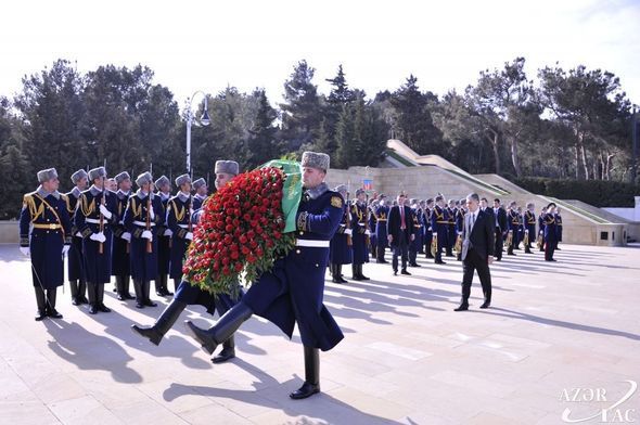 Berdiməhəmmədov Heydər Əliyevin məzarını və Şəhidlər xiyabanını ziyarət etdi - FOTO