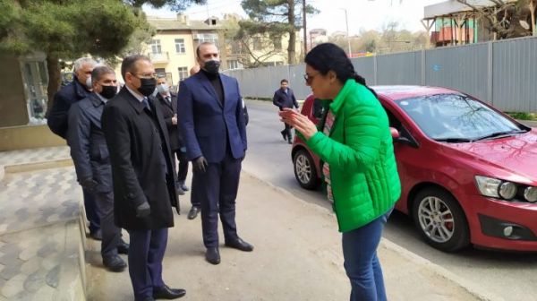 Səbailin icra başçısı qapı-qapı insanları marifləndirir