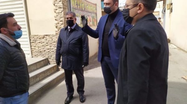 Səbailin icra başçısı qapı-qapı insanları marifləndirir