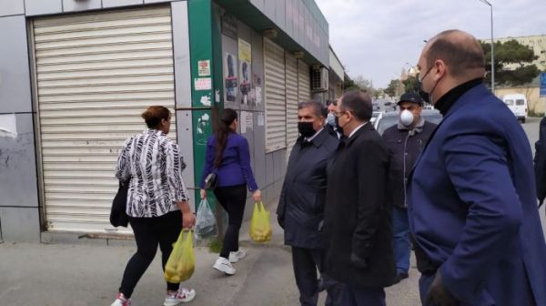 Səbailin icra başçısı qapı-qapı insanları marifləndirir