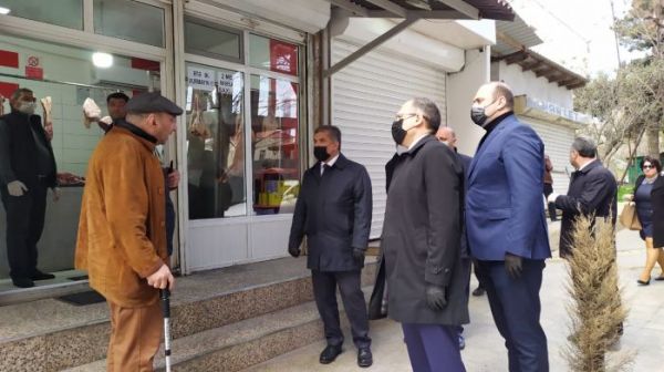Səbailin icra başçısı qapı-qapı insanları marifləndirir