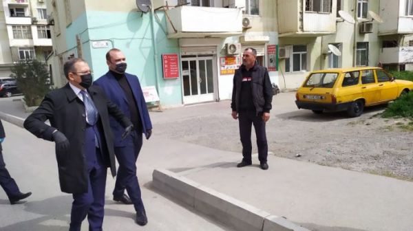 Səbailin icra başçısı qapı-qapı insanları marifləndirir