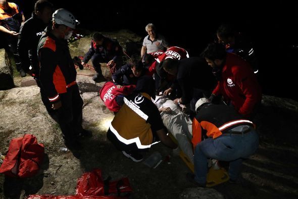 Dostları qayaların arasında sıxışıb qalan kişini qoyub qaçdı
