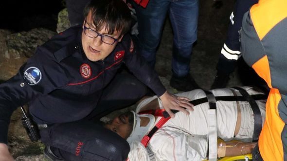Dostları qayaların arasında sıxışıb qalan kişini qoyub qaçdı