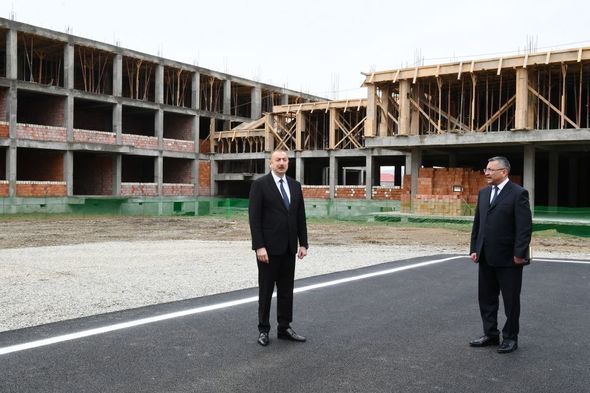 İlham Əliyev məcburi köçkünlər üçün tikilən yaşayış binalarında işlərin gedişi ilə tanış olub - FOTO