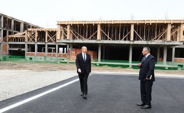 İlham Əliyev məcburi köçkünlər üçün tikilən yaşayış binalarında işlərin gedişi ilə tanış olub - FOTO